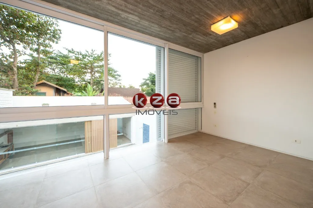 Imagem Imóvel de luxo à venda em São Sebastião-SP: Casa na Praia de Guaecá com 4 suítes, 3 salas, amplo gourmet e piscina, ao lado do mar.