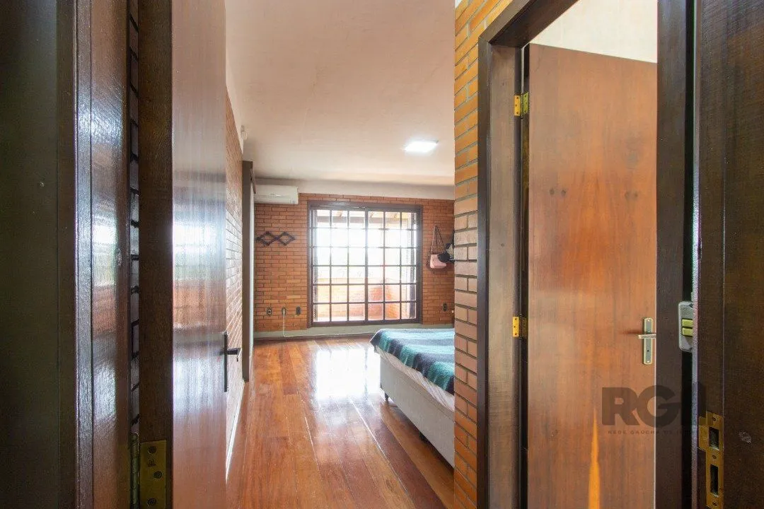 Imagem Casa para Venda - 220m², 3 dormitórios, sendo 2 suites, 5 vagas - Espirito Santo