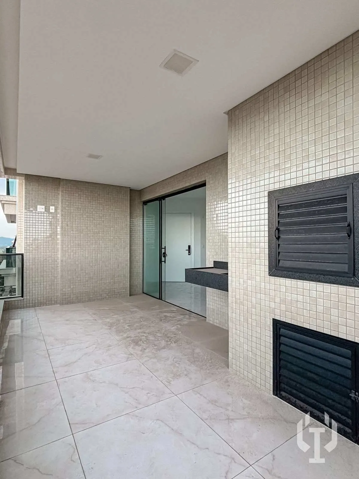 Imagem Apartamento de 3 suítes e 3 vagas de garagem em Meia Praia