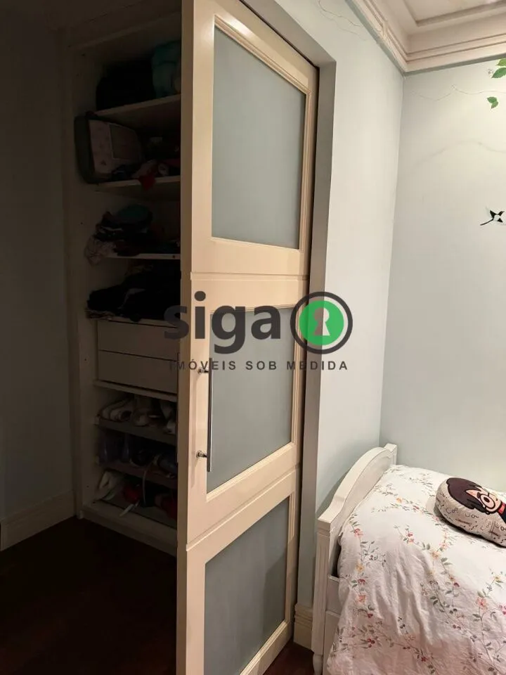 Imagem VENDE CASA em CONDOMÍNIO FECHADO no Campo Belo com 3 Suítes e 5 Vagas