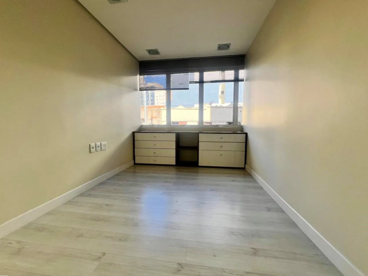 Imagem SALA COMERCIAL SEMIMOBILIADA COM VAGA, PARA VENDA OU LOCAÇÃO NO BAIRRO CENTRO HOSTÓRICO!