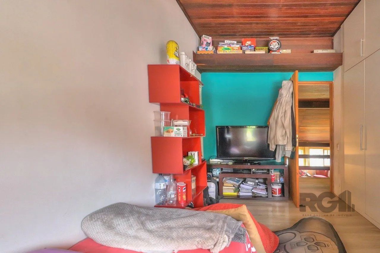 Imagem Casa a venda composta de 4 dormitórios no bairro Jardim Isabel em Porto Alegre