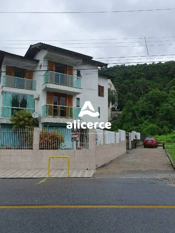 Imagem Casa à venda l 6 Dormitórios, 2 suítes l 370m² l Ponta de Baixo - São José/SC