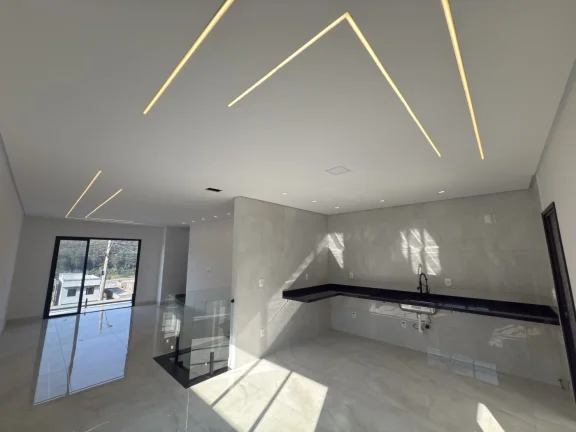 Imagem Casa a venda com 3 suítes, 4 vagas e piscina deslumbrante.