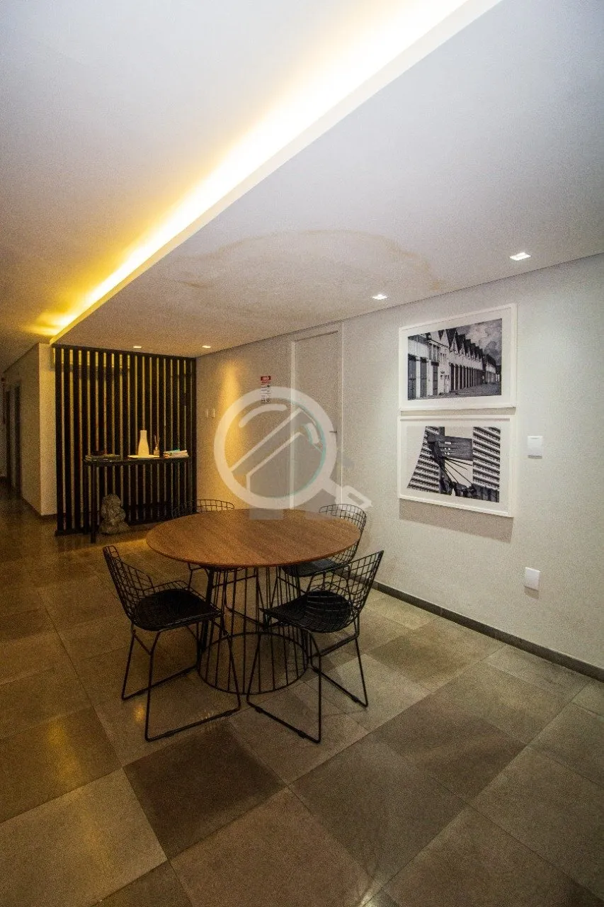 Imagem Studio mobiliado, com dormitório e espaço de convivência conjugados e banheiro social. Localiza-s...
