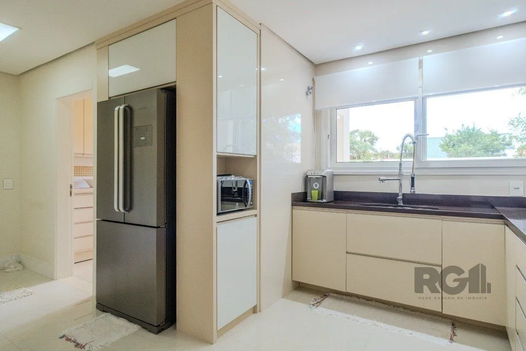 Imagem Casa semimobiliada e possui 3 suítes (sendo 1 delas master com closet e hidro)
