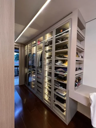 Imagem Apartamento com 190 M² com 3 dormitórios sendo os 3 suítes, 2 banheiros, sala, cozinha, varanda, ...