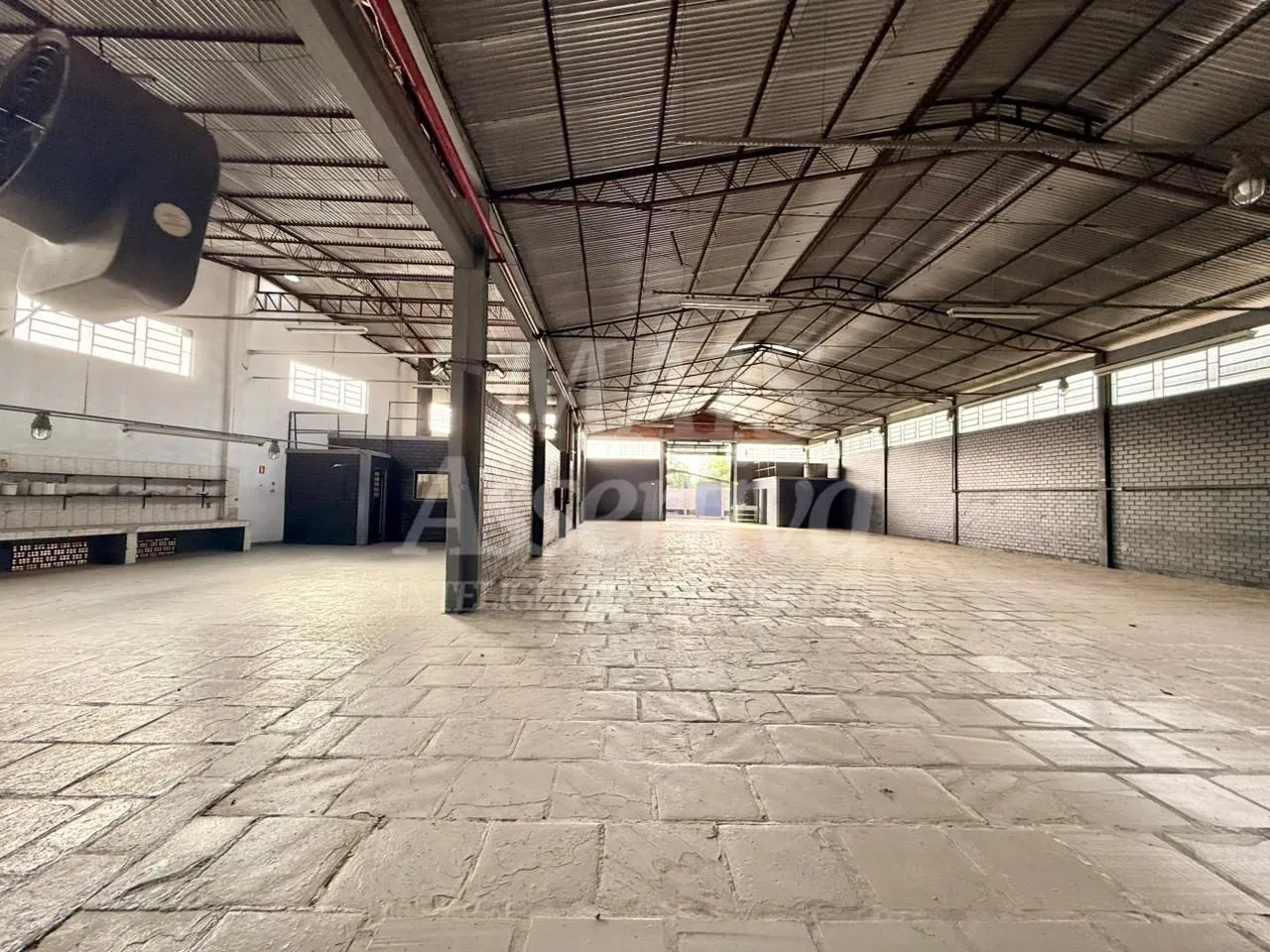 Imagem Prédio comercial pra locação de 1.440m² e terreno de 2.000m² - Novo hamburgo