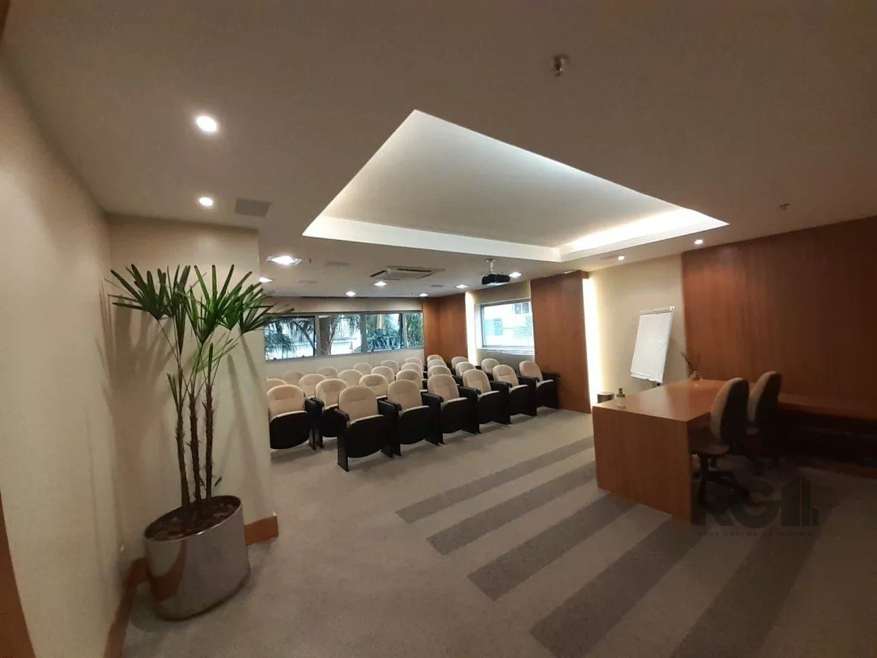 Imagem Excelente sala comercial no Menino Deus, com uma vaga de garagem.