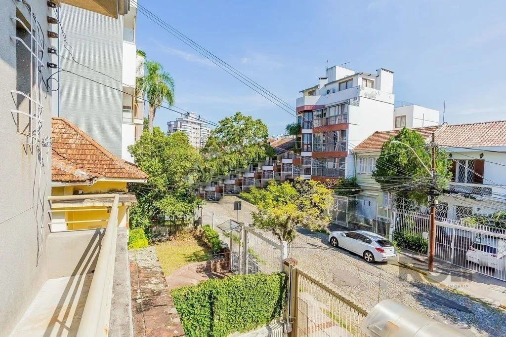 Imagem Casa 3 dormitórios, sendo 1 suíte, 636,29 m² de área privativa e 5 vaga(s) de garagem. Localizado na Rua Zamenhoff, no bairro São João em Porto Alegre.