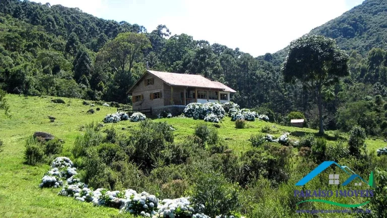 Imagem Refúgio na Serra da Mantiqueira com vistas panorâmicas.