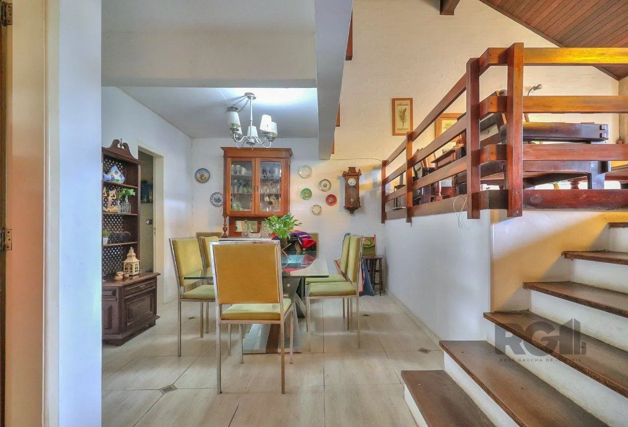 Imagem Casa a venda composta de 4 dormitórios no bairro Jardim Isabel em Porto Alegre