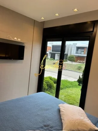 Imagem Excelente sobrado em Condomínio com 04 suítes mobiliada