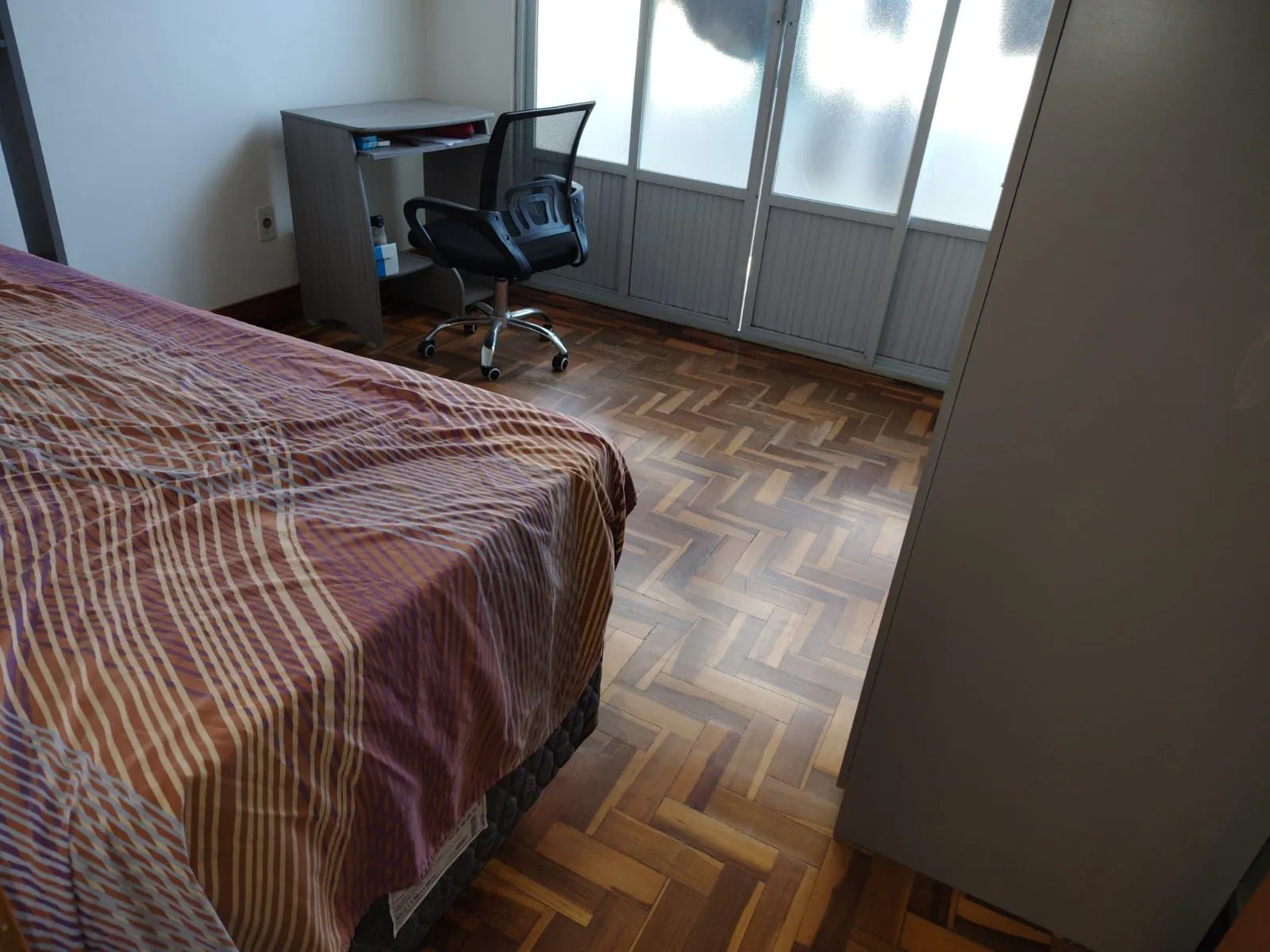 Imagem Apartamento Espaçoso no Centro Histórico com Móveis Sob Medida