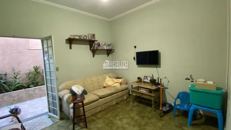 Imagem Casa à venda no bairro Vila Olímpica, Uberaba - 4 dormitórios, suíte e 4 garagens
