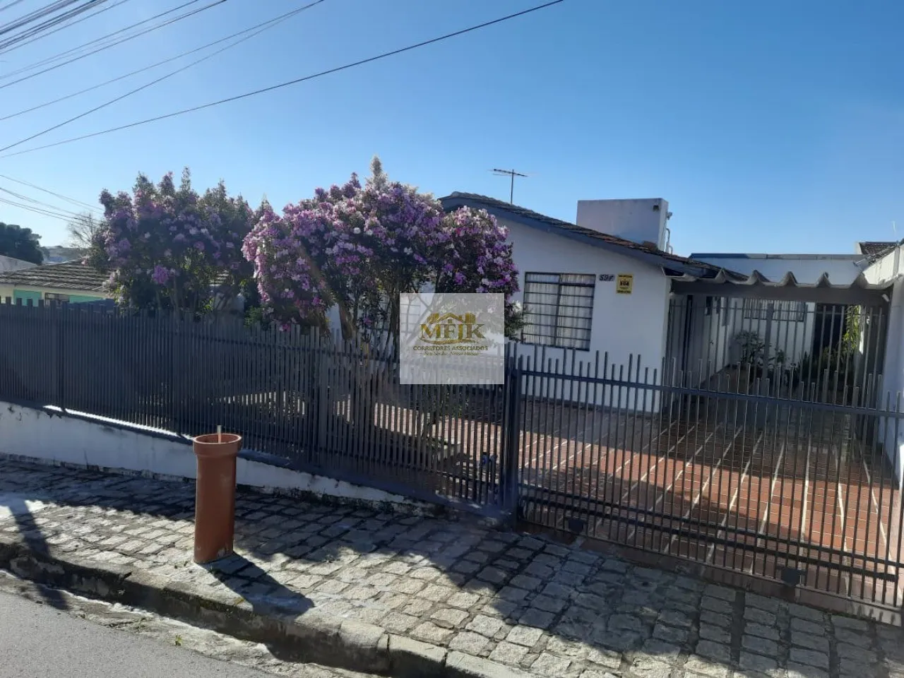 Imagem Imperdível: Casa à venda em Curitiba-PR, Boa Vista, 3 quartos, 1 suíte, 1 sala, 2 banheiros, 4 vagas de garagem.