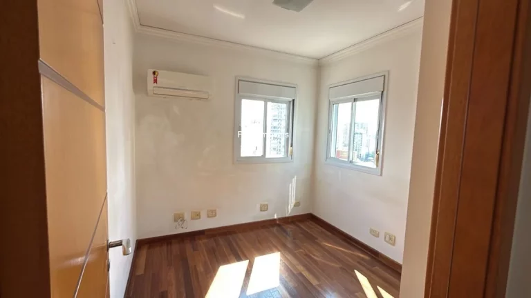 Imagem Apartamento Duplex para locação em Moema, com 2 quartos, 1 sala, 2 vagas.