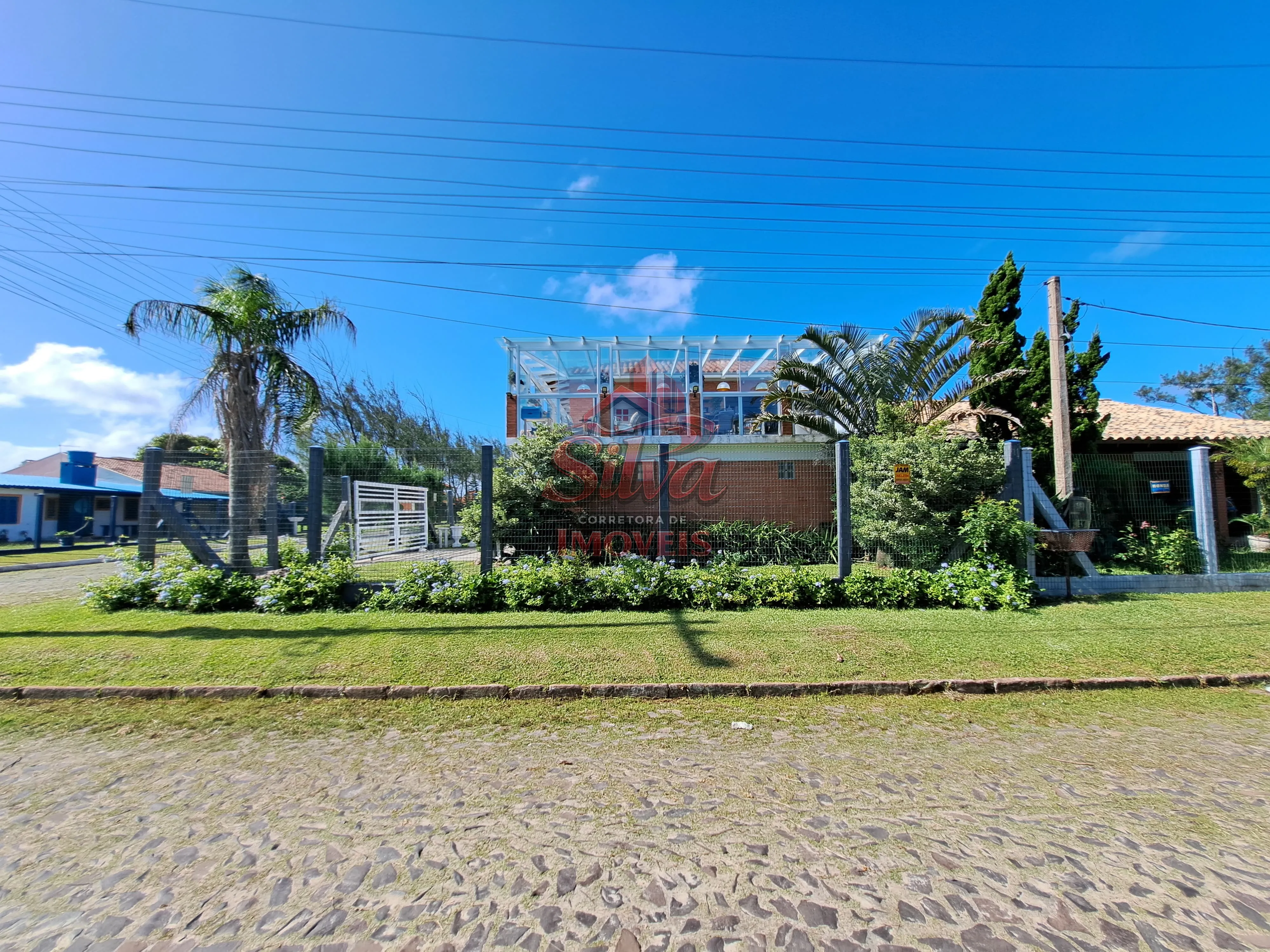 Imagem C1214 | Casa de esquina 4 dormitórios com suíte a 100m do mar