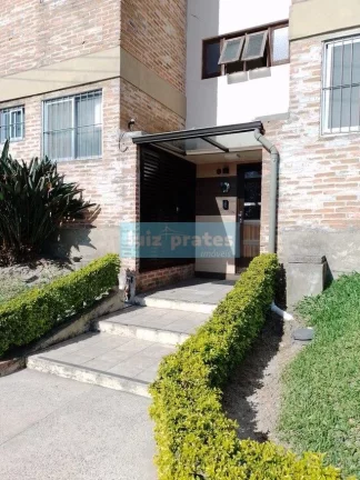Imagem AP. térreo elevado, ensolarado, banheiro auxiliar, sacada com churrasqueira