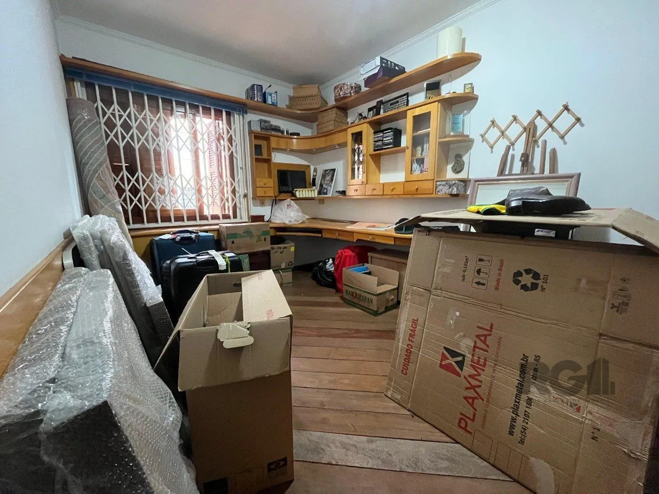 Imagem Casa de três quartos, suíte e quatro vagas de garagem no bairro Menino Deus em Porto Alegre