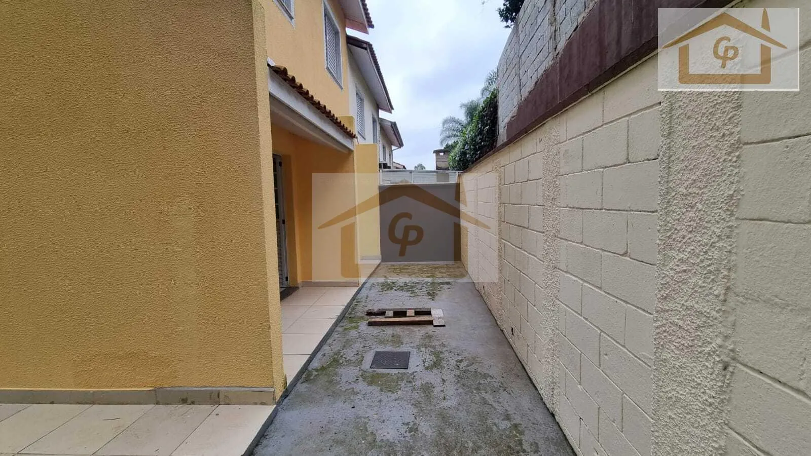 Imagem Casa com corredor lateral, 3 quartos sendo um suíte, 2 vagas