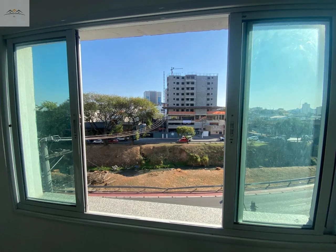 Imagem Salão comercial para locação em Osasco na Av. Santo Antônio 220m² pé direito 5,80m