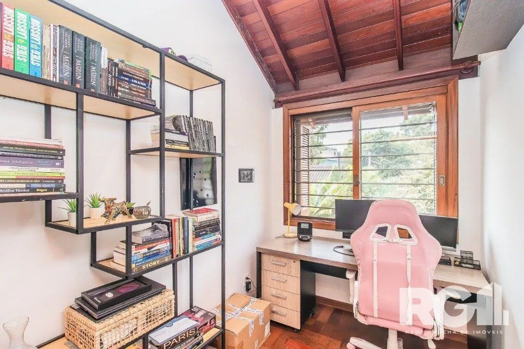Imagem Casa espaçosa com 3 dormitórios, pátio com piscina e 4 vagas