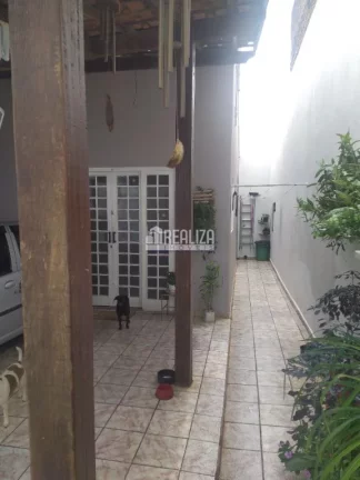 Imagem Casa à venda no bairro Conjunto Costa Telles I, Uberaba - 3 quartos e 4 vagas de garagem!