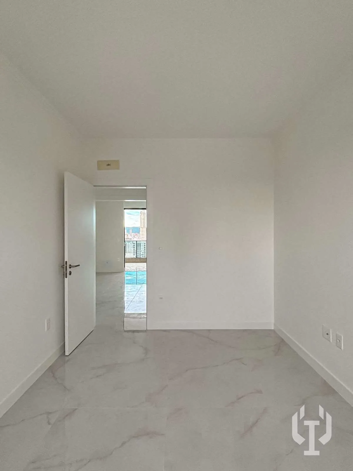 Imagem Apartamento de 3 suítes e 3 vagas de garagem em Meia Praia
