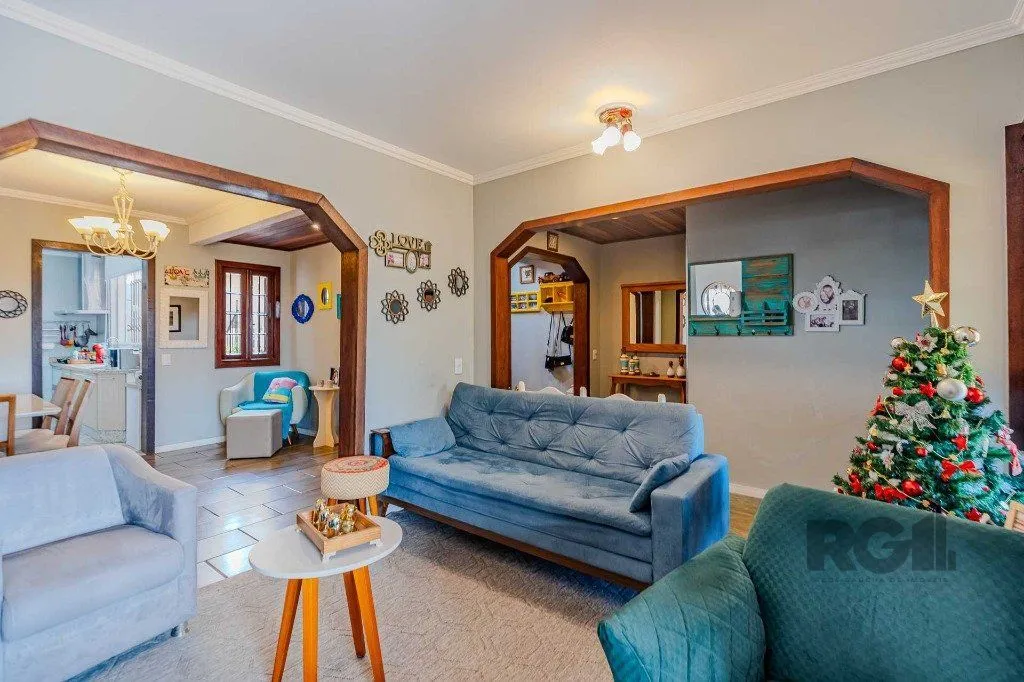 Imagem Casa com 234m², 3 dormitórios, 3 vagas no bairro Partenon