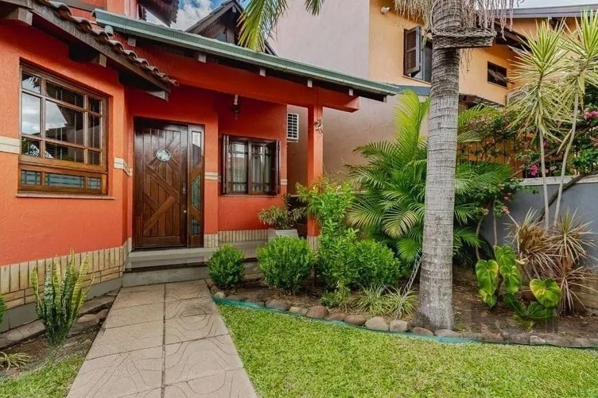 Imagem Excelente casa de 209m² com 3 dormitórios, piscina e 3 vagas de garagem.