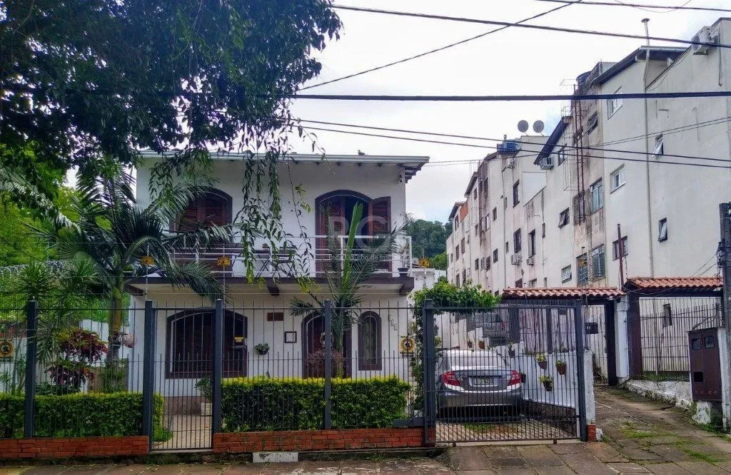 Imagem Casa para Venda - 240m², 3 dormitórios, 3 vagas - Teresópolis