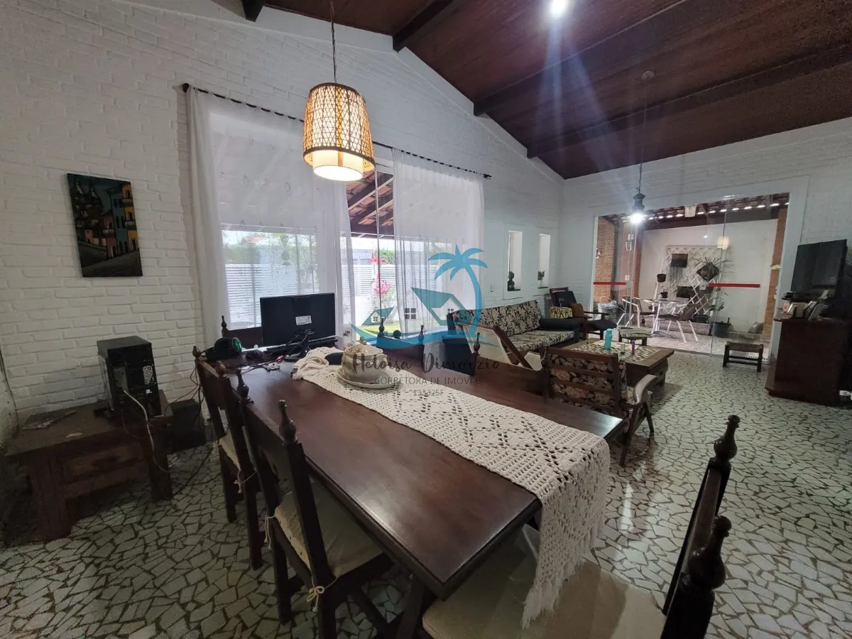 Imagem Excelente casa térrea com 5 dormitórios a venda à 200 metros da orla do Itaguá em Ubatuba.