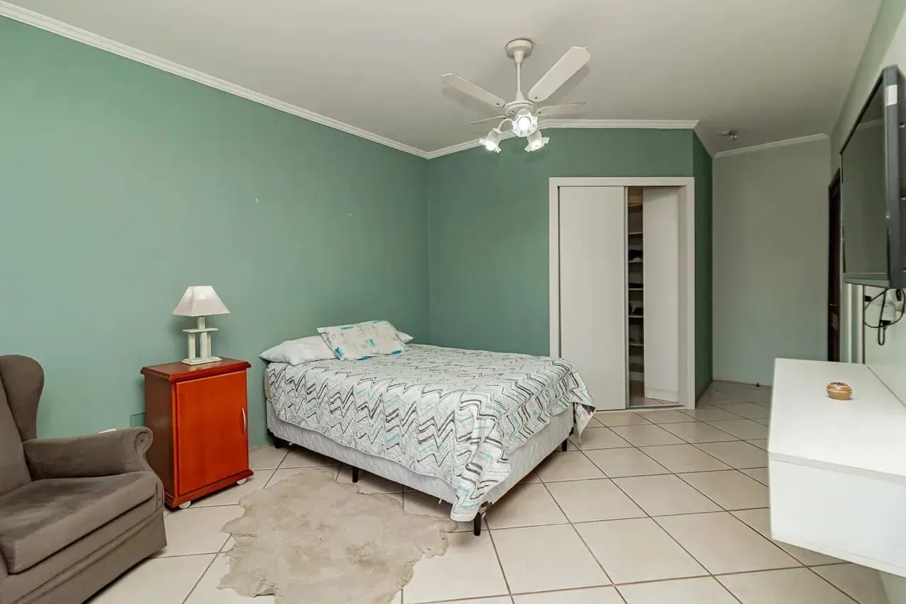 Imagem Casa com 4 dormitórios e 2 pavimentos em ótimo estado de conservação .