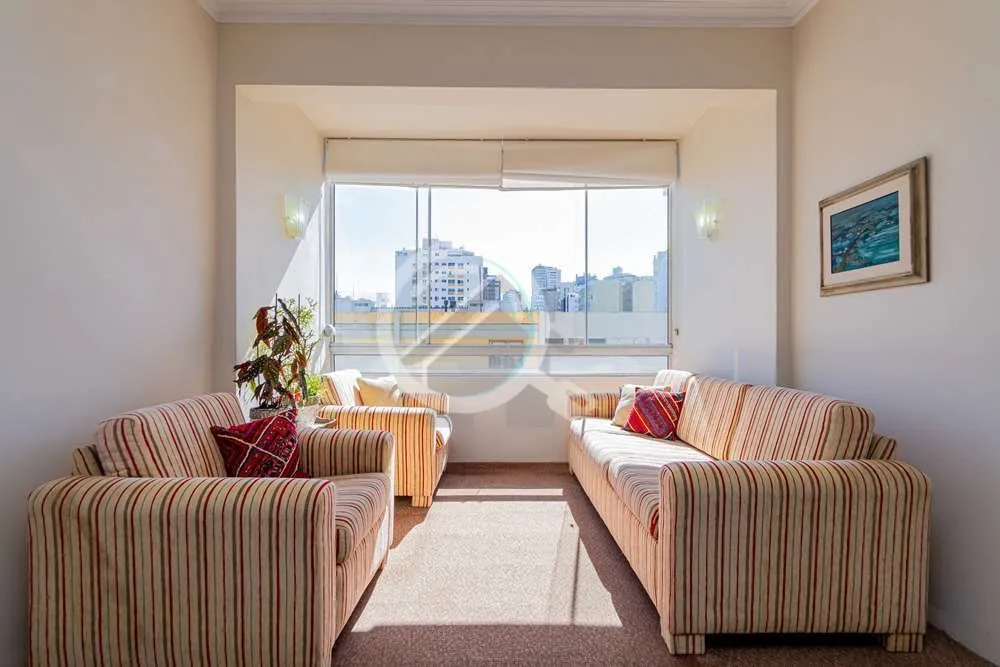 Este apartamento no andar alto e com seus 103m² iluminado, bem ventilado e uma vista incrível em t...