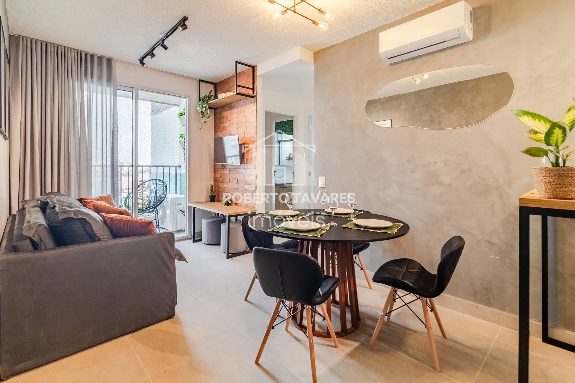 Imagem Apartamento totalmente mobiliado. VENDA DE PORTEIRA FECHADA - O imóvel conta com 2 quartos, sendo 1 suíte, além de uma vaga de garagem.