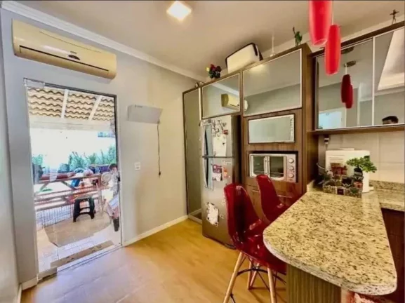 Imagem Sobrado alto padrão com 3 dormitórios e 3 vagas de garagem, com amplo jardim - Camboriú/SC