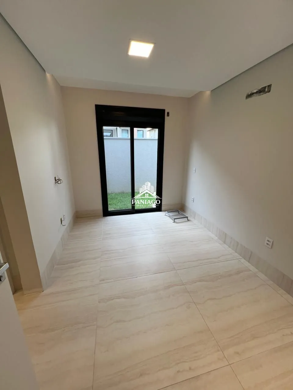 Imagem Casa com 5 Quartos, 4 Suítes e Piscina à Venda no Villa Jardim
