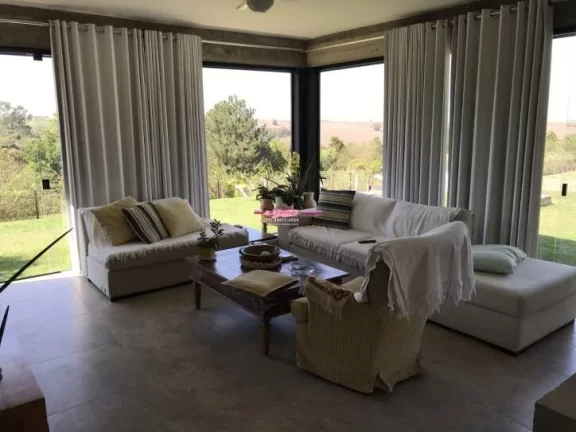 Imagem Casa com fino acabamento e com requinte charmoso e moderno