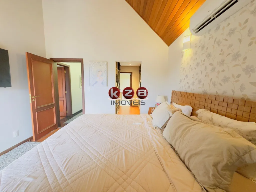 Imagem Casa de luxo a venda no Condomínio Reserva Colonial em Valinhos: 3 suítes + 1, 4 salas e amplo espaço gourmet com piscina.