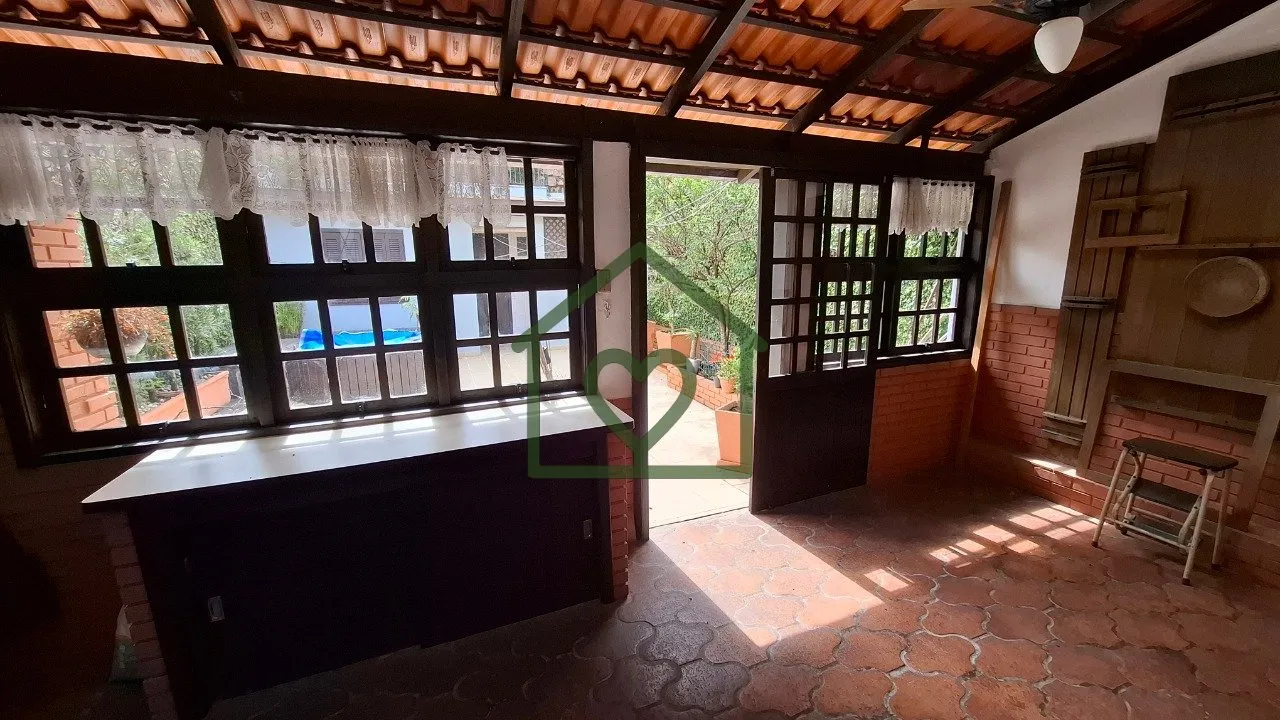 Imagem Casa 3 dormitórios sendo um suíte com sacada e garagem para dois carros. No andar inferior: Living...