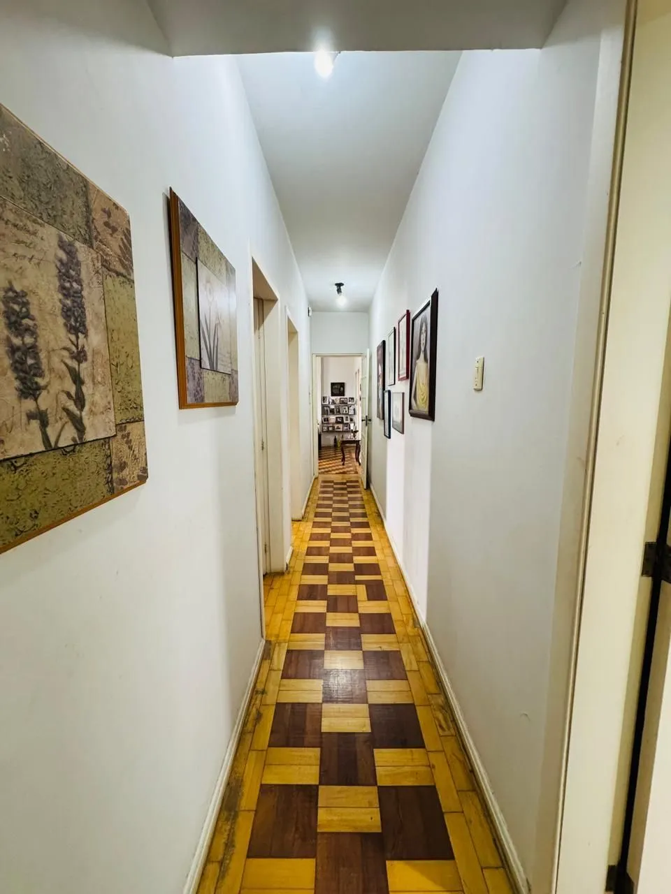 Imagem Apartamento Semimobiliado com 3 Dormitórios, 1 Suíte e Elevador