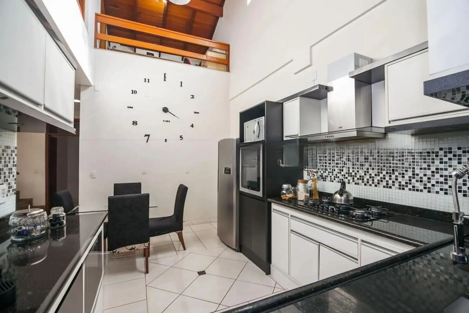 Imagem Casa de 4 dormitórios à venda no Bairro Rubem Berta, Porto Alegre.