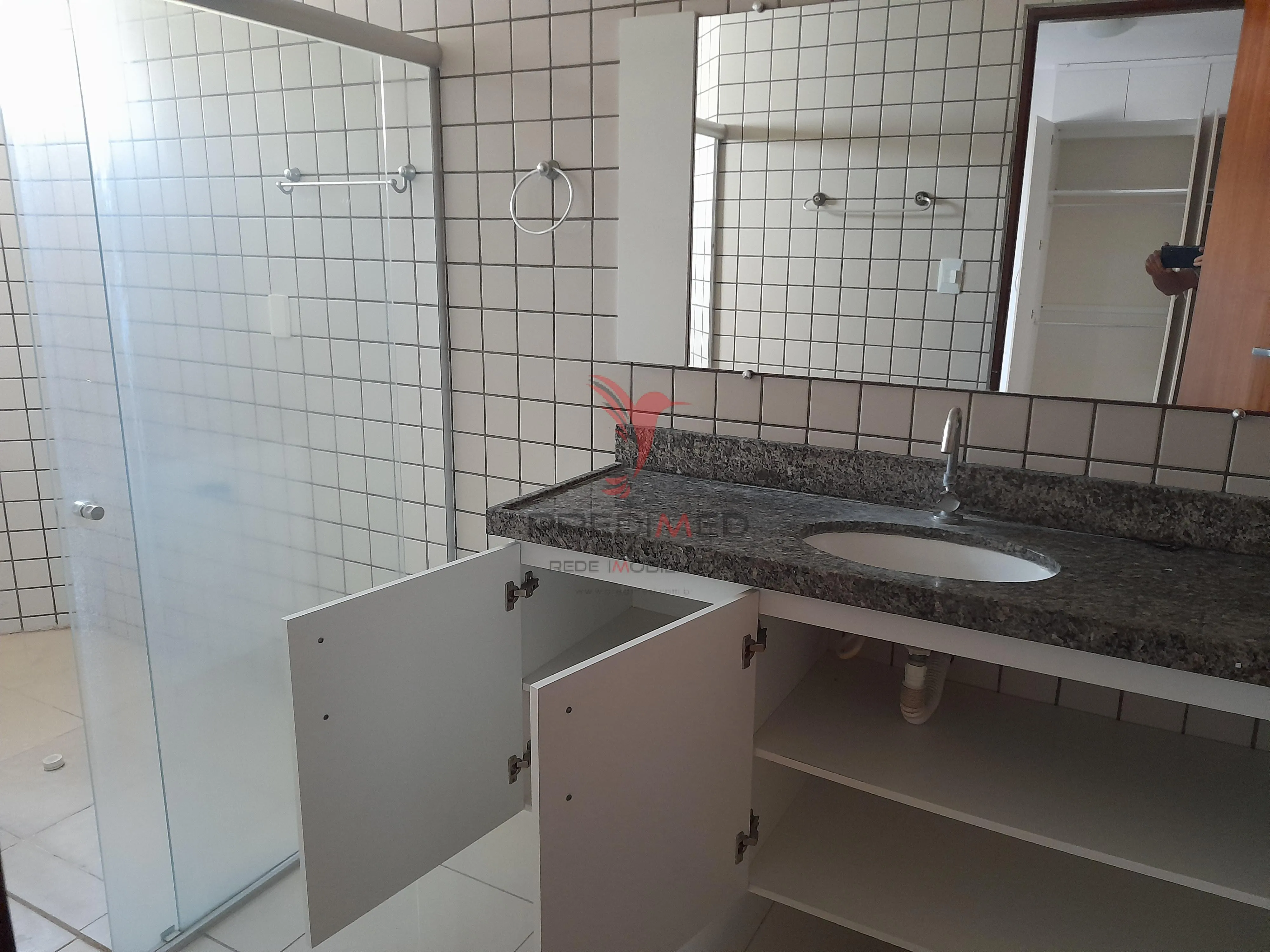 Imagem Apartamento em Manaira com 220 mts2. 4 Suites, 2 Varandas, 3 Vagas de Garagem, 1 por andar