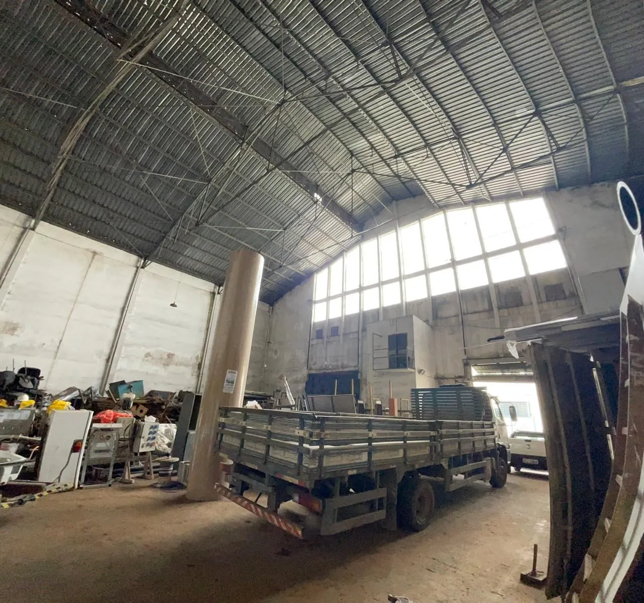 Imagem Pavilhão com 1036m2 próximo as Ferramentas Gerais