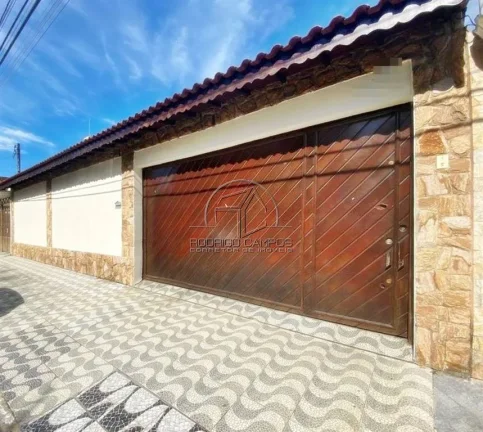 Imagem Espaçosa Casa Isolada à Venda no Ocian, Praia Grande - 4 Quartos e Piscina