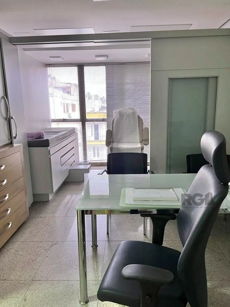 Imagem Conjunto comercial para comprar totalmente mobiliado e desocupado, localizado na prestigiada Rua Felipe Camarão, em frente à Redenção.