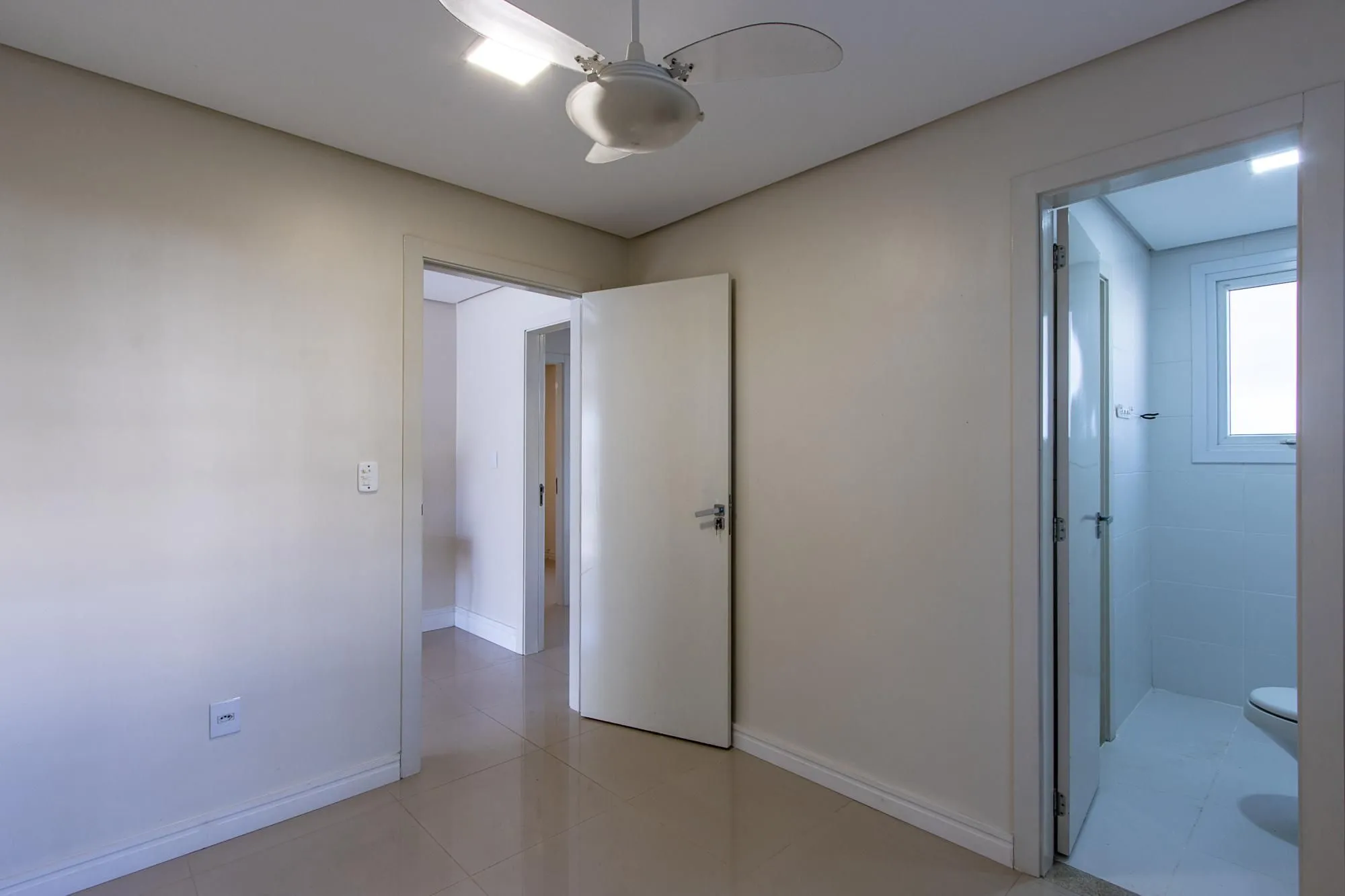 Imagem Casa de esquina à venda na Av. Copacabana | 3 dormitórios | 3 vagas |