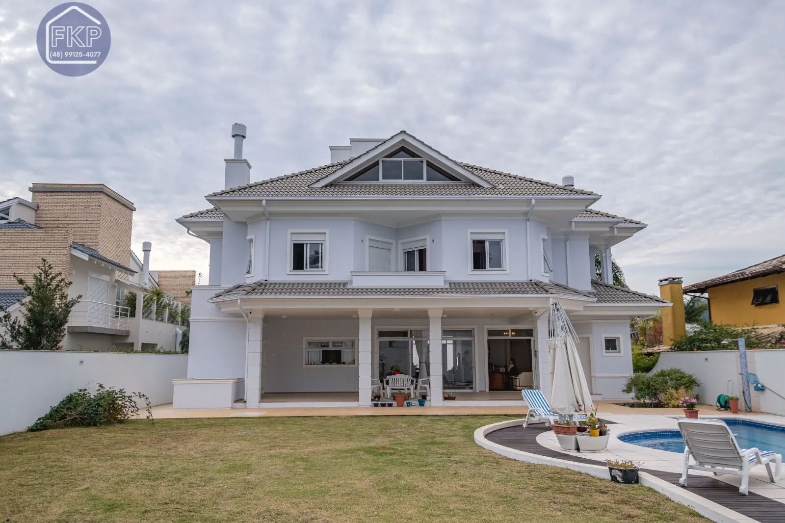 Imagem Casa com 5 dormitórios e 4 vagas!