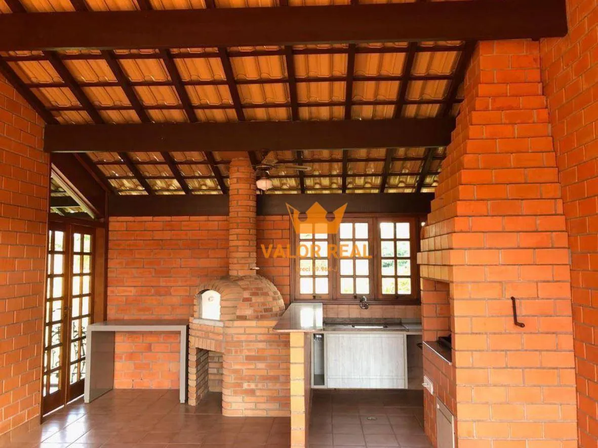 Imagem Charmosa Residência no Condomínio Tereza Cristina, com AT 1.000 m2 e AC 244 m2, 3 Dorm, 1 Suite Master, R$ 2.460 Mio.